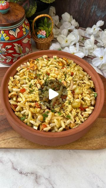 Neha🌻Anshu on Instagram: "Kolkata Street Style Jhal Muri😍😍
Welcome to our Street Food Recipe Series, Today we are making Jhal Muri - Puffed rice with a spicy masaledar taste and a unique blend of flavours is the perfect evening Chai-time snack.!❤️

#foodiesfood_court #jhalmuri #kolkata #streetfood #indianfood #indianrecipes #yummy #bhelpuri #weightlossdiet #indianstreetfood #chaat #snacks #explorepage #eveningsnacks" Jhal Muri Recipe, Chai Time Snacks, Evening Snacks Recipes, Evening Snacks Indian, Kolkata Street, Chai Time, Street Food Recipe, Puffed Rice, Indian Street Food