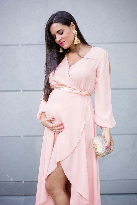 Vestido envolvente Moda - Crímenes de la Moda Tall Maternity Clothes, Maternity Dresses For Baby Shower, Maternity Dresses Summer, Preggo Fashion, Dresses For Pregnant Women, Mommy Outfits, Clothes For Pregnant Women, Cute Maternity Outfits, Stylish Maternity Outfits