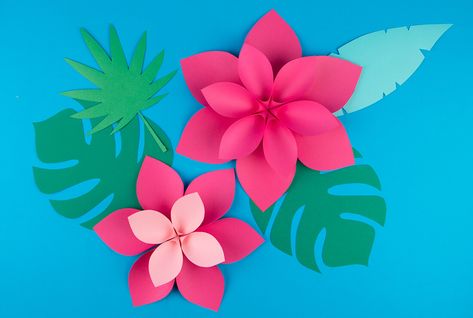 Un DIY gratuit pour réaliser de jolies fleurs tropicales en papier pour vos déco de fêtes tropicales ou un anniversaire Vaiana. Moana Flowers, Festa Moana Baby, Giant Paper Flower, Jungle Decorations, Diy Fleur, Diy Flores, Instruções Origami, Paper Flower Crafts, Glue Stick