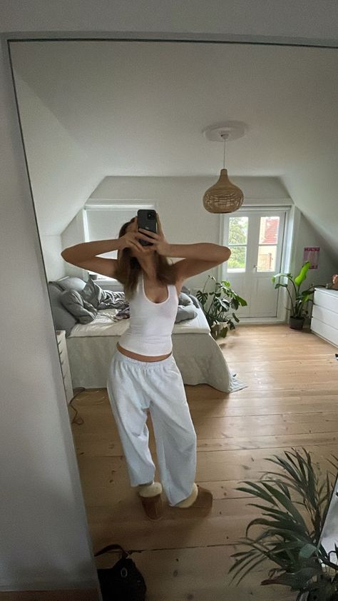 Lazy Day Outfits, Stockholm Fashion, Cute Comfy Outfits, Cute Everyday Outfits, Mode Inspo, Basic Outfits, Mode Inspiration, College Outfits, The Mirror