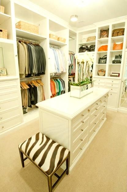 dormitorio diseña con walk in closets y consejos de la organización del armario Closet Interior, Master Closet Design, Closet Island, Organized Closet, Walking Closet, Dream Closet Design, Closet Bed, Walk In Closet Design, Closet Design Layout