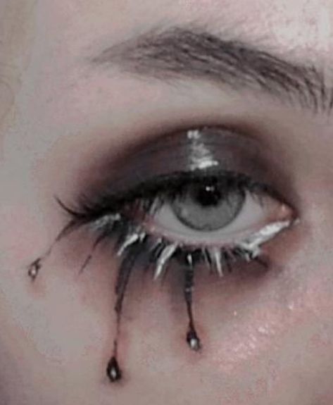 Clown Eyeliner Makeup, Baggy Eyes Makeup, Grunge Clown Makeup, Dark Clowncore Outfit, Vein Makeup, Clown Eyeliner, Edgy Makeup Looks Grunge, Dark Clown Makeup, Gothic Clown Makeup