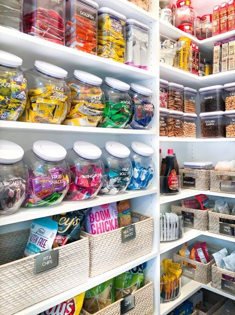 Inventory Room Organization, Khloe Kardashian House Organization, Pantry Khloe Kardashian, Khloe Kardashian Home Decor, Khloe Kardashian Pantry Organization, Khloe Kardashian Fridge, Cute Pantry Ideas, Kardashians Pantry, Kardashian Organization