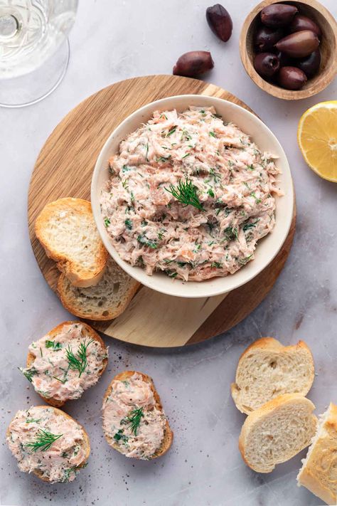 Salmon Rillettes (French spread recipe)  | La Cuisine de Géraldine Salmon Starters Christmas, Rillettes Recipe, Salmon Rillettes, Snack At Home, Salmon Spread, Flaked Salmon, Salmon Spices, Poached Salmon, Frozen Salmon