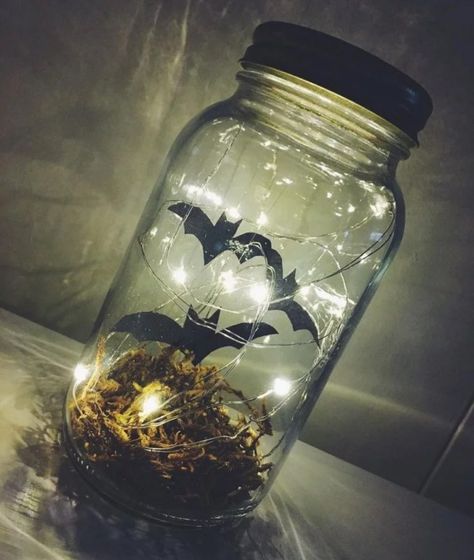 26+ Spooky ideas for a Halloween Wedding 2019 Halloween Bats Diy, Spooky Diy, Halloween Themed Wedding, Halloween Fest, Casa Halloween, Diy Halloween Decor, Adornos Halloween, Halloween Crafts Decorations, Crafty Kids