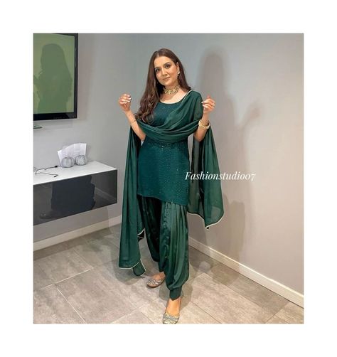 Green Patiyala Suit For Women, Green Punjabi Suit, Punjabi Patiala Suit, Traditional Mehendi, Simple College Outfits, Suit Kurti, Patiyala Suit, Mehendi Outfit, Made To Measure Suits