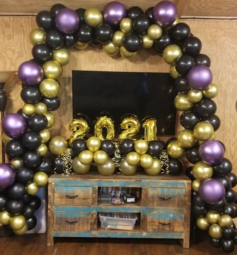 Graduation Balloon Garland, Purple Graduation, Graduation Party High, Black And Gold Balloons, Yellow Party, Grad Party Decorations, Graduation Balloons, High School Graduation Party, Purple Decor