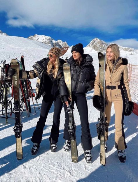 Ski Aesthetic Outfits, Ski Holiday Outfit, Ski Outfit Aesthetic, Photo Ski, Ski Outfits For Women, Ski Trip Aesthetic, Mode Au Ski, Ski Outfit For Women, Vinter Mode Outfits