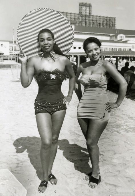 Chicken Bone Beach — Atlantic City, New Jersey (1950s). Photographs by John W. Mosley via Temple University Libraries Black Pinup, Atlantic City New Jersey, 60s Women, African American Fashion, Cup Of Jo, Vintage Black Glamour, Black Femininity, Black N White Images, Atlantic City