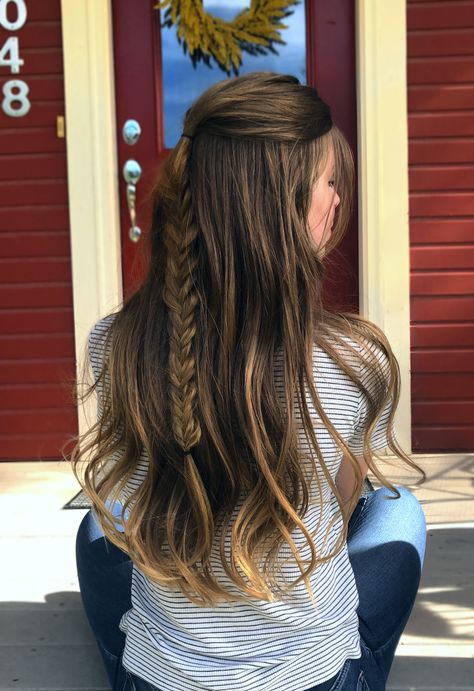 half up half down + fishtail braid! thanks lainy!❤️ Fishtail Braid Half Up Half Down, Half Up Half Down Plait, Half Up Fishtail Braid, Hairstyles Fishtail, Braid Half Up, Pretty Braid, Easy Hair Up, Braid Half Up Half Down, Braided Half Updo