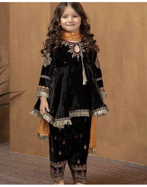 Pakistani Kids Dresses, Girls Velvet Dress, Velvet Dress Designs, Kids Frocks Design, Kids Dress Wear, Kids Dress Patterns, Baby Dress Design, Salwar Kamiz, Kids Gown