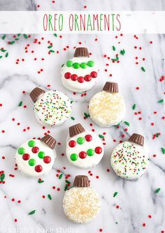 Oreo Ornaments – Oreo cookies dipped in white chocolate and decorated to look like a holiday ornament; easy Christmas cookie perfection. via /SarahBakeStudio/ Oreo Cookies Dipped In White Chocolate, Oreo Dipped In White Chocolate, Oreo Ornaments, Cookies Dipped In White Chocolate, Cookie Perfection, White Chocolate Oreos, Oreo Cookies Dipped, Diy Easy Recipes, Desserts Christmas