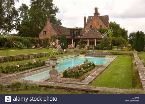 Download this stock image: A VICTORIAN SWIMMING POOL IN A MANOR HOUSE GARDEN WILTSHIRE UK - A10P71 from Alamy's library of millions of high resolution stock photos, illustrations and vectors. Victorian Backyard, Victorian Pool, Pool Design Plans, Backyard Pool Design, Pools Backyard Inground, Victorian Bedroom, Victorian Farmhouse, Garden Deco, Victorian Architecture