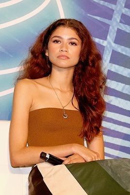 Zendaya Red Hair, Red Hair Outfits, Blonde Hair Dye, College Hairstyles, Essence Festival, Zendaya Style, Curly Hair Inspiration, Auburn Hair, Favorite Hairstyles