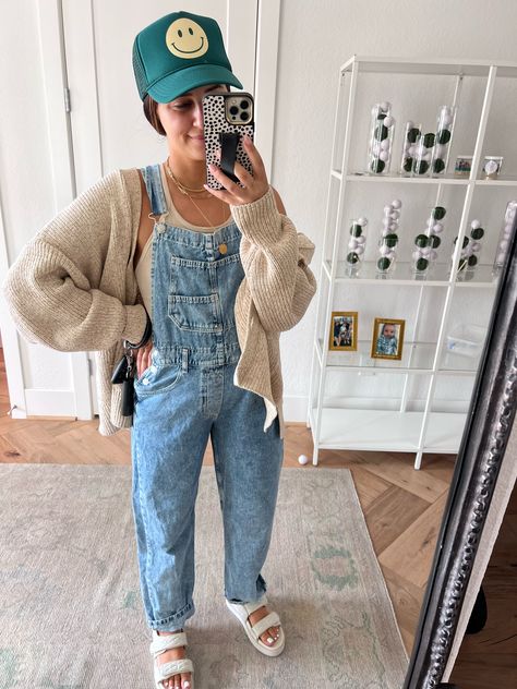 Overalls With Cardigan Outfit, Dark Overalls Outfit, Pant Overalls Outfit, Light Wash Overalls Outfit, Outfit Salopette Jeans, Women’s Overalls Outfit, Spring Overalls Outfit, Overalls With Cardigan, Loose Overalls Outfit