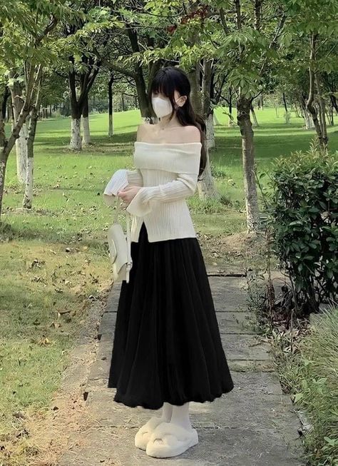 Korean Black Skirt Outfit, Korean Long Dress Outfit, Aesthetic Outfits With Long Skirts, Flowy Outfits Aesthetic, Korean Long Skirt, Sawako Outfit, Long Skirt Outfits Korean, Long Skirt Outfits Aesthetic, Cotton Skirt Outfit