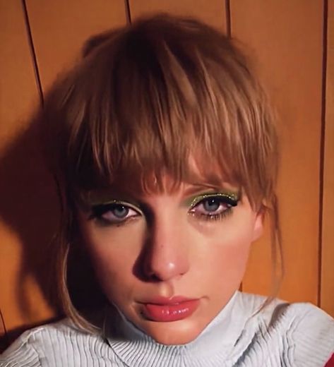 Taylor swift fighting for her life after two gummies midnights era Aesthetic Pictures Wallpaper, Spotify Canvas, Makeup For Round Eyes, Taylor Swift Makeup, Eye Makeup For Hooded Eyes, Makeup For Small Eyes, Almond Eye Makeup, Neutral Eye Makeup, Makeup Fails