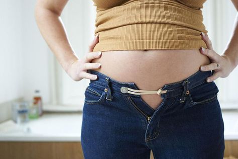 a woman wearing jeans that are bulging and held together with a rubber band Abdomen Plat, Getting Rid Of Gas, Eating Challenge, Bloated Stomach, Bloated Belly, Big Belly, Flat Tummy, Lose 20 Pounds, Lose Belly