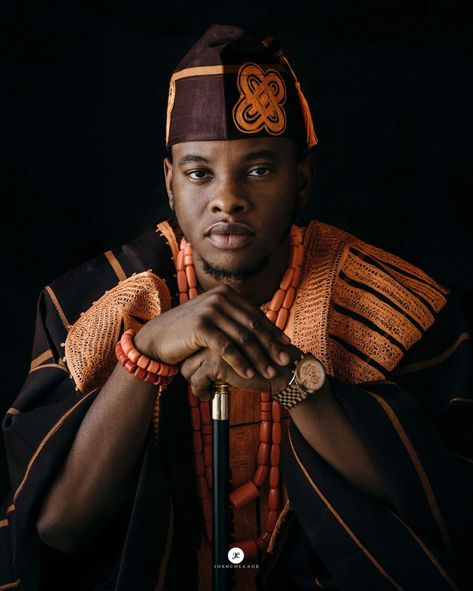 Yoruba Nigerian Outfit Agbada inspiration Agbada Poses For Men, African Wedding Photography, Male Native Wears, Groom Outfit Inspiration, African Aesthetic, Men Poses, African King, Nigerian Culture, Male Portrait Poses