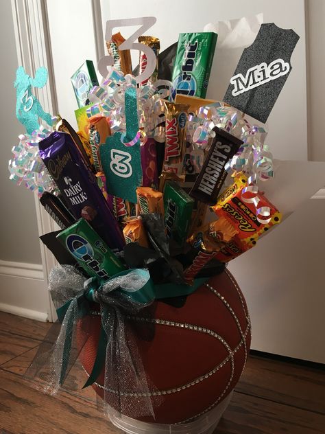 Senior Night Gift Basket Ideas, Senior Night Gift Basket, Gifts For Boyfriend Ideas, Basketball Senior Night Gifts, Party Boyfriend, Girls Basketball Gift, Volleyball Senior Night, Basketball Senior Night, Team Snacks