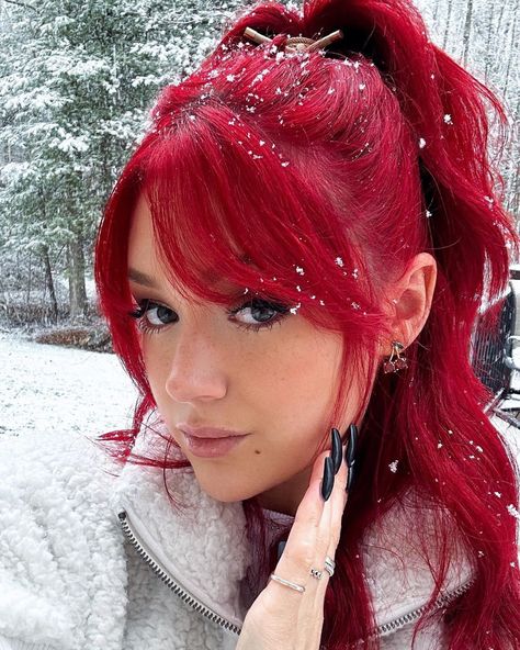 Bright Red Hair Dye, Pelo Color Vino, Red Hair Dye, Red Hair Inspiration, Cherry Red Hair, Arctic Fox Hair Color, Wine Hair, Red Hair Inspo, Dyed Red Hair