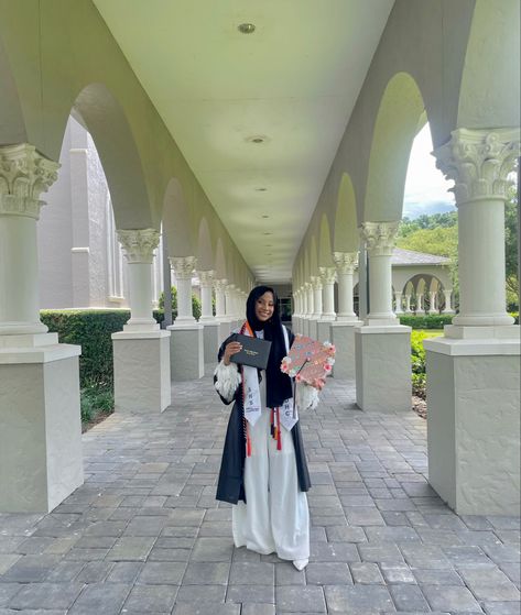 Grad Dresses For Hijabis, Hijabi Graduation Outfits Cap And Gown, Hijabi Graduation Dress, Hijabi Graduation Outfits, Hijabi Graduation, Muslim Aesthetic, Graduation Look, Grad Outfits, Graduation Photography Poses