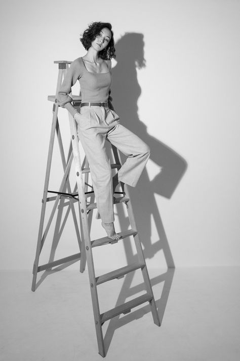 Ladder Poses Photo Shoot, Ladder Photoshoot Photo Ideas, Ladder Poses, Ladder Photoshoot, Ladder Photography, Shadow Photoshoot, Woman Photoshoot Poses, Studio Photography Fashion, Creative Fashion Photography