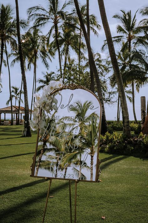 This gorgeous luxury Lanikuhonua Hawaii wedding is MAJOR inspo!! The venue was dripping in lush natural beauty and felt so luxurious, modern, and intentional. It’s the perfect place to have a private oceanfront wedding in Hawaii, hands down! Hawaii Wedding Inspiration, Tropical Luxury Wedding, Vintage Hawaii Wedding, Hawaiian Wedding Aesthetic, Bridal Party Beach Wedding, Classy Tropical Wedding, Hawaii Wedding Aesthetic, Tropical Wedding Theme Elegant, Hawaiian Wedding Theme