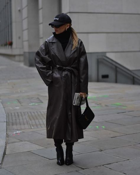 Gigi | Minimal Streetstyle on Instagram: "Rainy days in London 🤎 • • • • #trenchcoats #trenchcoatseason #trenchcoatweather #autumnoutfits #falloutfits #fallfashion2022 #fw22 #autumnstyles #dailyoutfitinspo #dailyfashioninspo #dailystyleideas #dailystyleinspo #whattoreadnext #bootslover #bootsseason #westernboots #casualchicstyle #londonbloggers #ukfbloggers #fashionbloggeruk #pinterestgirls" Day Outfit Winter, Rainy Day Outfit Winter, Black And White Aesthetic, Minimal Chic, Outfit Winter, Rainy Day Outfit, Day Outfit, Casual Chic Style, White Aesthetic