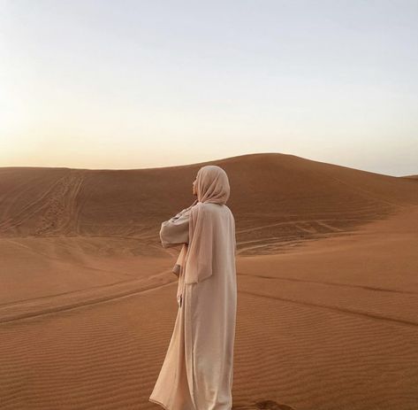 Stylish Hijab, Muslimah Aesthetic, In The Desert, The Desert, Hijab Fashion, Music, Pins