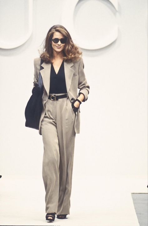 80s Office, Women Tips, 90s Runway Fashion, Gucci Spring, Runway Fashion Couture, Corporate Fashion, Office Outfits Women, Corporate Outfits, 1990s Fashion