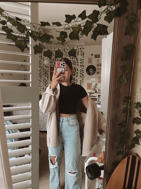 Hole Cardigan Outfit, Outfits With Knitted Cardigans, Outfits With Sweaters Cardigans, Cardigan Styled Outfits, Crop Sweater Cardigan Outfit, Cardigan Mom Jeans Outfit, Cropped Sweater Cardigan Outfit, Cardigan And Crop Top Outfit, Short Knit Cardigan Outfit