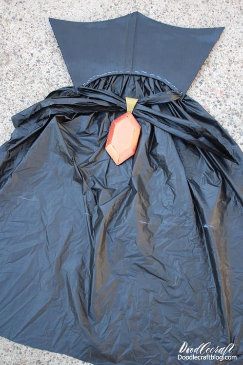 Look how simple: cardboard box collar, plastic table cloth cape and a cardboard amulet. Just add paint! Vampire Costume Diy, Vampire Cape, Plastic Table Cloth, Victorian Collar, Vampire Clothes, Amazon Box, Art Craft Ideas, Vampire Costume, Plastic Table