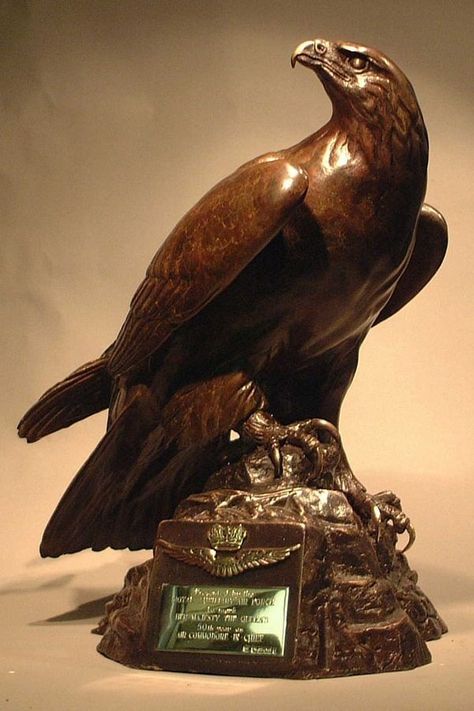 Eagle Carving, Eagle Sculpture, Carved Birds, Soapstone Carving, Bird Carving, Chainsaw Carving, Wood Carving Patterns, Golden Eagle, Bird Sculpture