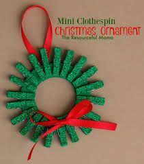 Clothespin Christmas, Christmas Food Crafts, Homemade Christmas Wreaths, Christmas Clothespins, Clothes Pin Wreath, Wreath Ornament, Christmas Crafts For Kids To Make, Kids Christmas Ornaments, Clothes Pin Crafts