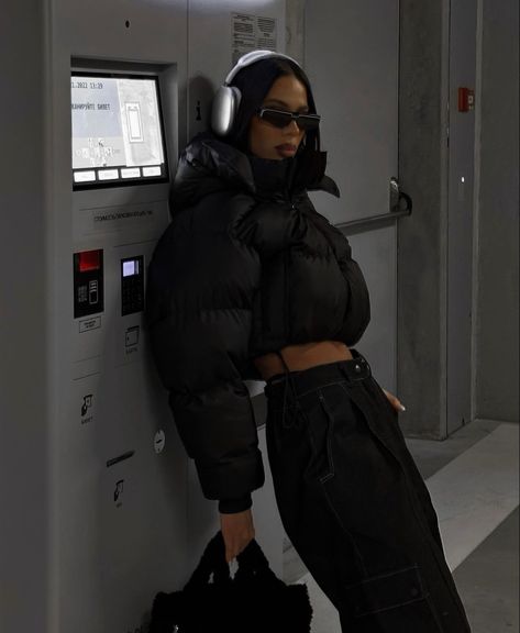 Y2k Inspired Outfit, Bubble Coat, Street Fits, Black Puffer Jacket, Estilo Chic, Black Puffer, Winter Trends, Scarf Design, Long Sleeve Turtleneck