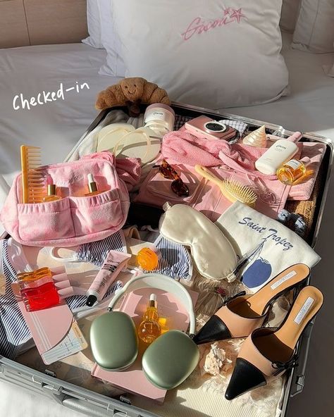 Gisou | Bisous de Gisou à Saint Tropez 🐚🩵 | Instagram Suitcases Aesthetic, Summer Suitcase, Everyday Bag Essentials, Art Supplies Storage, Ocean Girl, Summer Holiday Outfits, Rock Chick, New Photo Download, Suitcase Packing