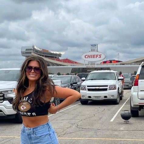 ByBrew on Instagram: "game day looks ❤️‍🔥⛓️🥵 @alyssaschall_ looking too fire in her custom chain crop !! DM to place your own custom piece 📲 • #bybrew #custommade #croptop #gamedayoutfit #gamedayready #chiefs #kansascitychiefs #kc #nfl #reworkedvintage" Kansas City Chiefs Crop Top, Chiefs Game Day Outfit, Chiefs Game Day, Game Day Looks, Gameday Outfits, Custom Chain, Chiefs Game, Sport Games, Game Day Outfit