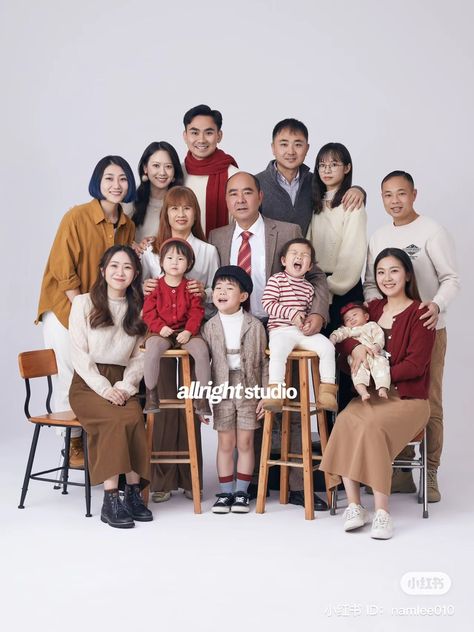 Big Family Photo Shoot Ideas, Asian Photoshoot, Family Photo Studio, Korean Photoshoot, Big Family Photos, Group Picture Poses, Family Studio Photography, Christmas Family Photoshoot, Asian Photography