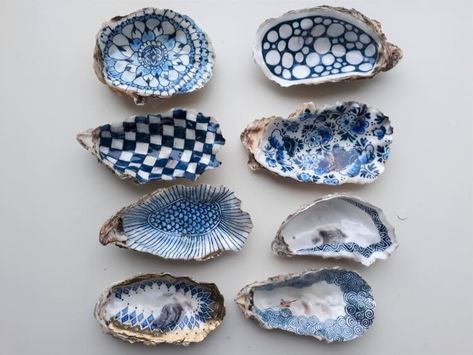 Déco avec coquillages : idées DIY pour inviter la mer chez vous Painted Oyster Shells, Oyster Shells Diy, Blue And White Dishes, Deco Marine, Oyster Shell Crafts, Art Coquillage, Shells Diy, Interior Colors, Seashell Painting