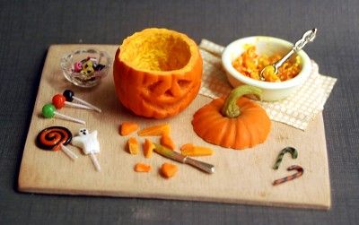 Dollhouse Halloween, Miniature Halloween, Haunted Dollhouse, Halloween Miniatures, Haunted Dolls, Dollhouse Food, Tiny Food, Polymer Clay Miniatures, Halloween Displays