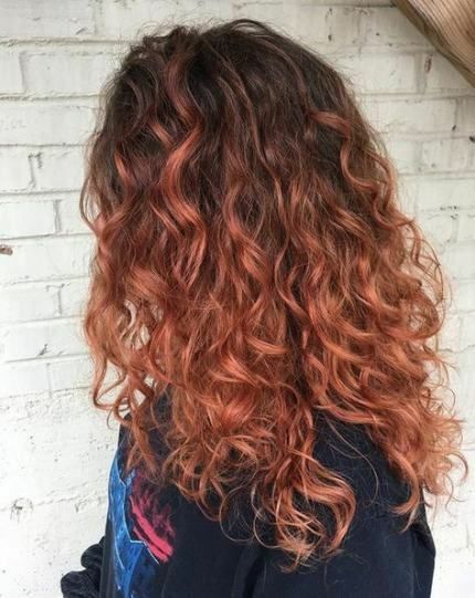 Curly Rose Gold Hair, Nails Ombre Natural, Rose Gold Curly Hair, Gold Curly Hair, Rose Gold Hair Ombre, Ombre Curly Hair, 2019 Nails, Dyed Curly Hair, Natural Ombre