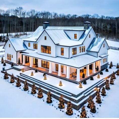 Dream Farmhouse Exterior, Future Dreams Goals, Classic American Home, Winter House Exterior, Ranch House Decor, Houses Exterior, Rustic Exterior, Dream Things, House Needs