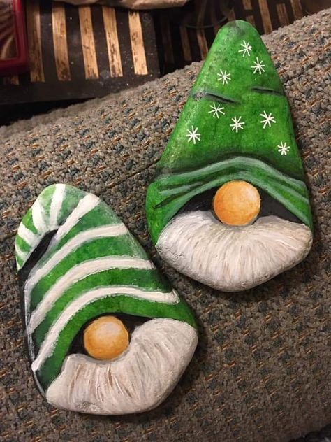 Gnome Rocks Painted, Rock Painting Gnomes, River Rock Painting, Gnomes On Rocks, Easy Animal Paintings, Gnome Rock Painting Ideas, Christmas Stone Painting, Cute Rock Painting, Christmas Pebble Art