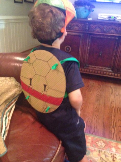 Use the cardboard circle that frozen pizza comes on to make a teenage mutant ninja turtle shell! #tmnt #diy #craft #ninjaturtle Ninja Turtle Shell Diy, Diy Tmnt Costume, Ninja Turtle Games, Ninja Turtle Shells, Shells Diy, Ninja Party, Ninja Turtle Party, Turtle Party, Turtle Shell