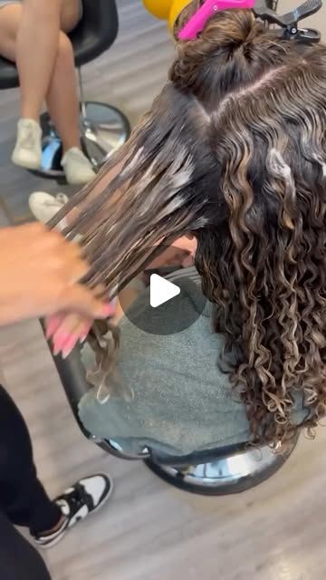 Curly Hair 👑 | The Rake & Shake method 🖤 great technique to smooth frizz and enhance natural curl definition! By  @thecurlsuite

#thecurlsuite #curlysalon... | Instagram Love Your Curls, Curly Salon, Enhance Natural Curls, Curly Hair Beauty, The Rake, Curl Definition, Curly Hair Tips, Natural Curls, Curly Hair