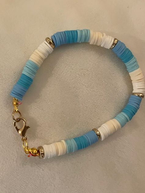 Royal Blue Clay Bead Bracelet, Clay Bead Bracelet Ideas Summer Blue, How To Put Clips On Bracelets, Clay Bead Blue Bracelet Ideas, Clay Bead Bracelets Ideas Summer, White Clay Bracelets, Clay Beads Inspiration, Blue Heishi Bracelet Ideas, Blue And White Clay Bead Bracelets