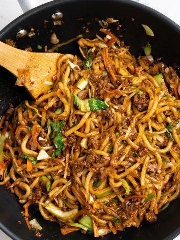 Asian Receipe, Cantonese Noodles, Chicken Udon Noodles, Pork Udon, Easy Asian Noodle Recipes, Beef Udon, Udon Stir Fry, Easy Asian Noodles, Noodles Stir Fry