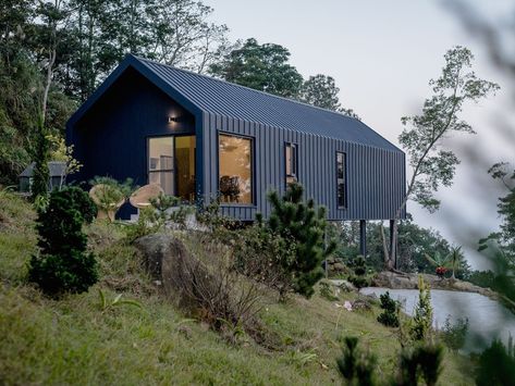 Simple house on stilts makes a budget-conscious mountain retreat Affordable Prefab Homes, Architectural Ideas, Prefab Cabins, House On Stilts, Casa Container, Barn Homes, Prefabricated Houses, Mountain Homes, Mountain Home