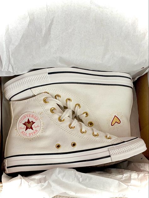 Converse Heart Shoes, Cute Converse Shoes, Cute Converse, Dr Shoes, Preppy Shoes, Heart Shoes, Shoe Wishlist, All Stars Converse, Cute Nikes